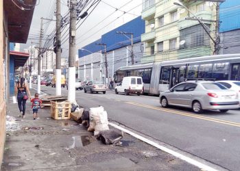 Calçadas ruins na Av. Celso Garcia ainda atrapalham a passagem dos pedestres