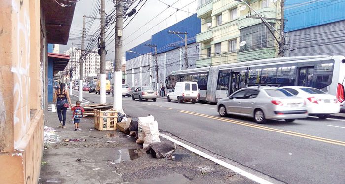 Calçadas ruins na Av. Celso Garcia ainda atrapalham a passagem dos pedestres