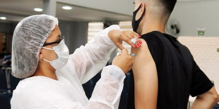 Secretaria estadual vai aplicar vacinas em estudantes até abril