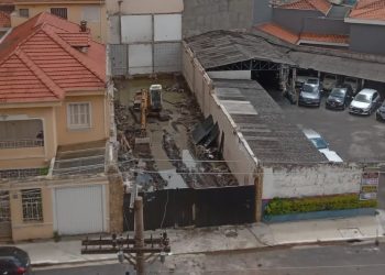 Moradores apontam terrenos com água parada e risco de dengue