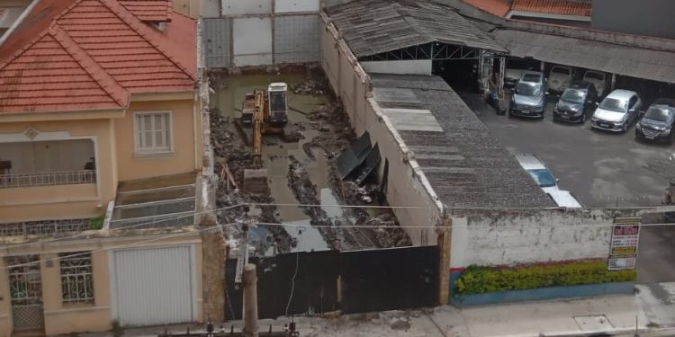 Moradores apontam terrenos com água parada e risco de dengue