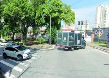 Motoristas são autuados, na Praça Vinte de Janeiro, por ilegalidades