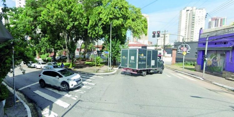 Motoristas são autuados, na Praça Vinte de Janeiro, por ilegalidades