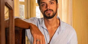 Rodrigo Simas tem sua atenção voltada para a trama de “Renascer”