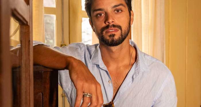 Rodrigo Simas tem sua atenção voltada para a trama de “Renascer”
