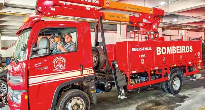 Bombeiros atendem serviços de poda, corte de árvores e Samu