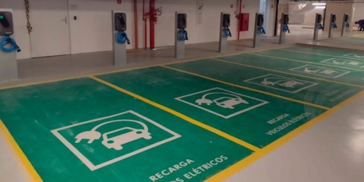 Carros elétricos: novas regras do Corpo de Bombeiros geram polêmica