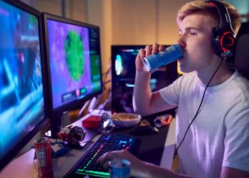 Uso de celular à noite eleva o consumo de energéticos entre jovens