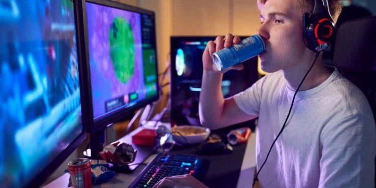 Uso de celular à noite eleva o consumo de energéticos entre jovens