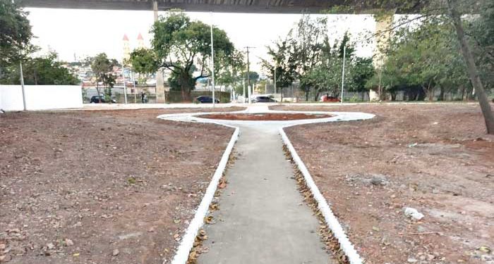 Moradores esperam que empresa finalize as obras na Praça Júlio Botelho