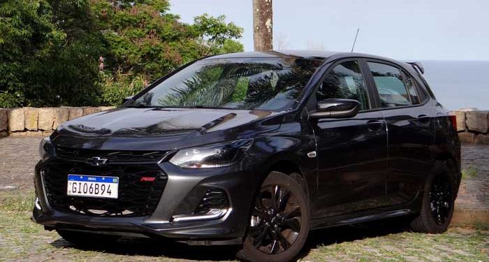 Onix RS justifica o visual esportivo com uma dinâmica mais agressiva