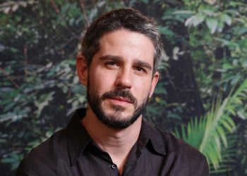 Pedro Neschling dá voz e visibilidade a pessoas com deficiência auditiva