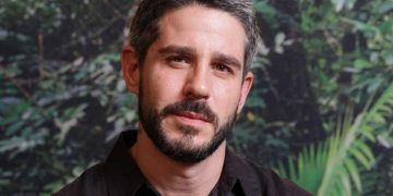 Pedro Neschling dá voz e visibilidade a pessoas com deficiência auditiva