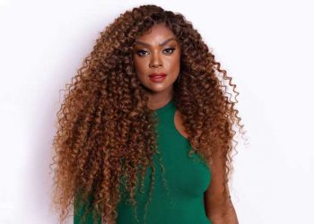 Cris Vianna embarca em um papel cômico como a deslumbrada Lulu de “Família é Tudo”