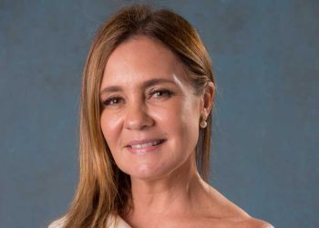 Adriana Esteves carrega uma longeva bagagem na televisão