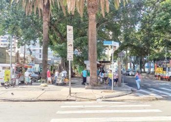 Moradores pedem fiscais da Prefeitura na Praça Coronel Sandoval de Figueiredo