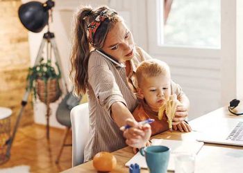 Mulheres gastam quase dez horas a mais em trabalhos domésticos, revela IBGE