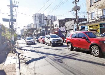 Falhas em semáforos na Avenida Celso Garcia atrasam passageiros e motoristas
