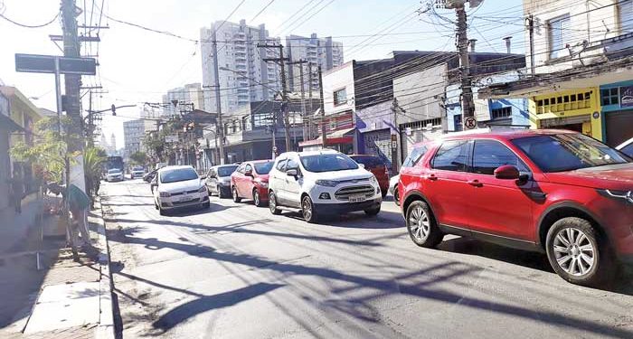 Falhas em semáforos na Avenida Celso Garcia atrasam passageiros e motoristas