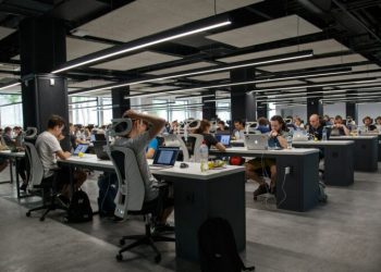 Empresas buscam formas de atrair seus talentos de volta ao trabalho presencial