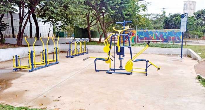 Obras em praça do Parque São Jorge duram mais de um ano e moradores querem segurança