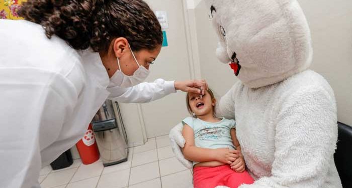 Vacinação contra a paralisia infantil aos menores de 5 anos vai até o final deste mês