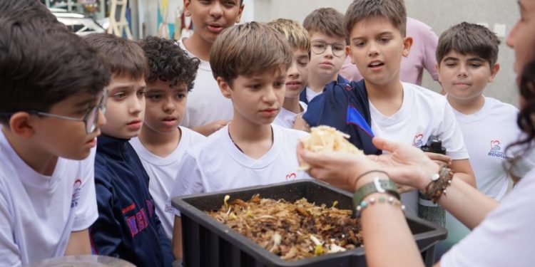 Alunos do Colégio Agostiniano Mendel plantam 45 árvores em comemoração ao Dia do Meio Ambiente