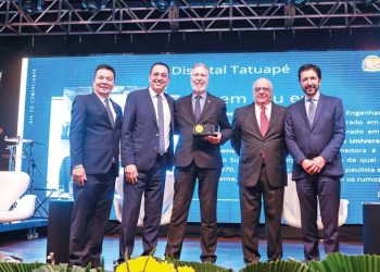 Associação Comercial homenageia reitor do Grupo Educacional Drummond