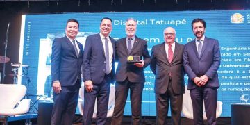 Associação Comercial homenageia reitor do Grupo Educacional Drummond