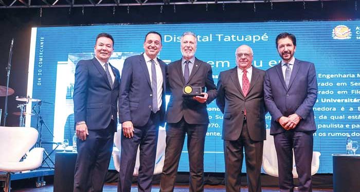 Associação Comercial homenageia reitor do Grupo Educacional Drummond