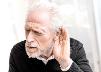 Perda auditiva e dificuldade para engolir exigem atenção especial