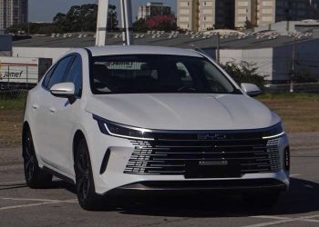BYD King entra no segmento de sedãs médios híbridos e quer destronar o Toyota Corolla