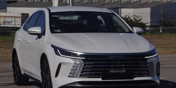 BYD King entra no segmento de sedãs médios híbridos e quer destronar o Toyota Corolla