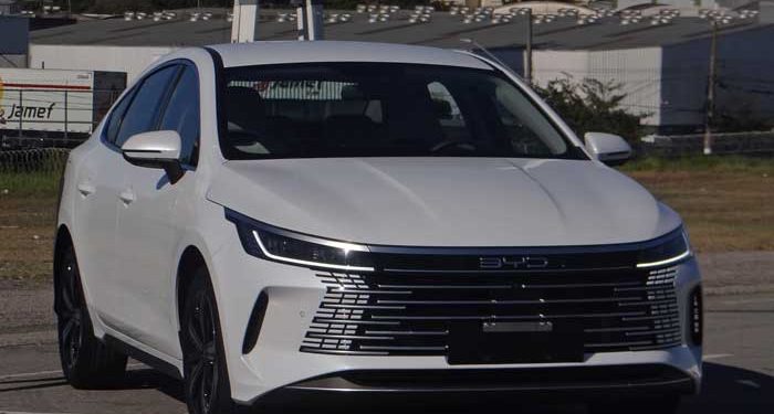 BYD King entra no segmento de sedãs médios híbridos e quer destronar o Toyota Corolla
