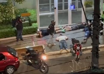 Criminosos rendem e assaltam grupo em porta de condomínio na Vila Regente Feijó