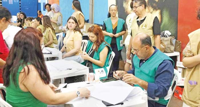 Famílias recebem escrituras definitivas de seus imóveis em São Mateus
