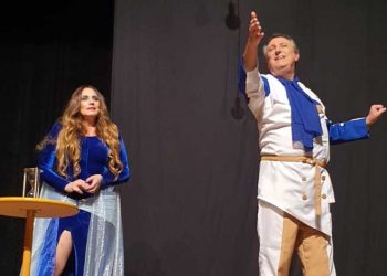 A Dama de Azul – Comédia dramática aborda situações do dia a dia de forma alegre e reflexiva