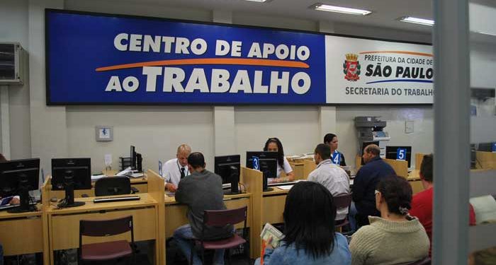 Mutirão de emprego com vagas temporárias