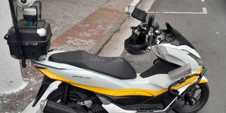 CET está testando motos na fiscalização na Zona Azul de SP