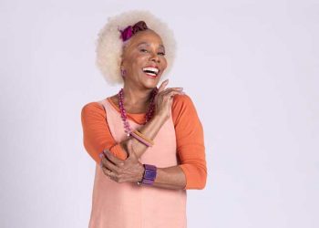 Carol Castro e a grande cópia da realidade em “Garota do Momento”