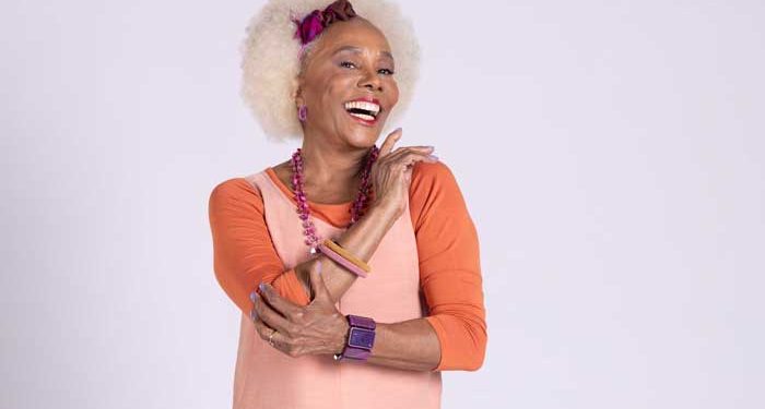 Carol Castro e a grande cópia da realidade em “Garota do Momento”