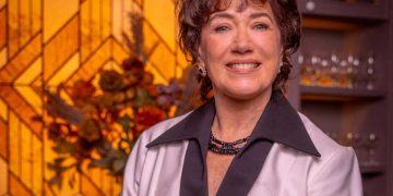 Carol Castro e a grande cópia da realidade em “Garota do Momento”