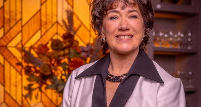 Carol Castro e a grande cópia da realidade em “Garota do Momento”