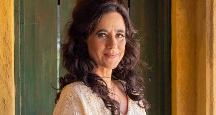 Carol Castro e a grande cópia da realidade em “Garota do Momento”