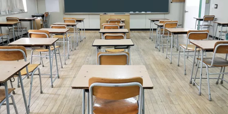 Mensalidade escolar deve subir dobro da inflação de 2024, diz pesquisa