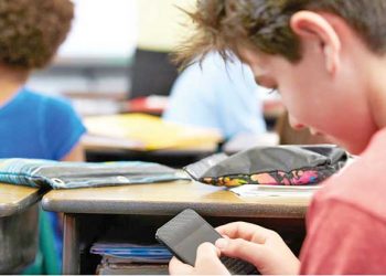 Celulares nas escolas: Especialista sugere lei federal, seguindo o exemplo de Portugal