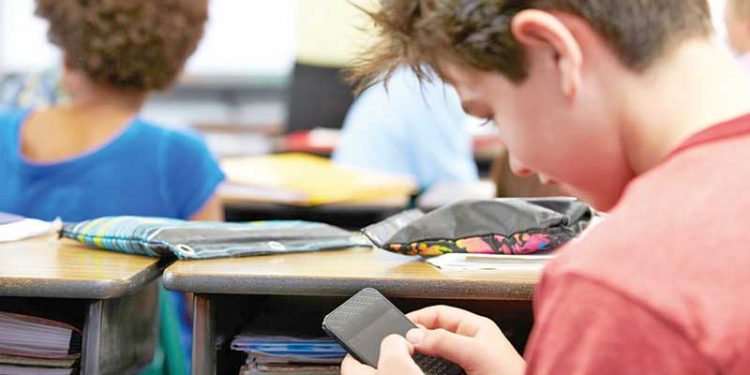 Celulares nas escolas: Especialista sugere lei federal, seguindo o exemplo de Portugal