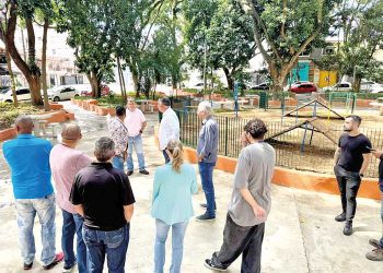 Vereador Coronel Salles visita praças revitalizadas no bairro
