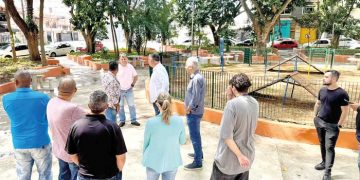 Vereador Coronel Salles visita praças revitalizadas no bairro