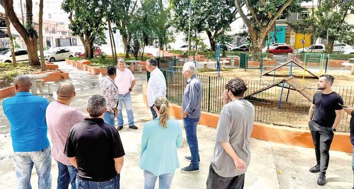 Vereador Coronel Salles visita praças revitalizadas no bairro